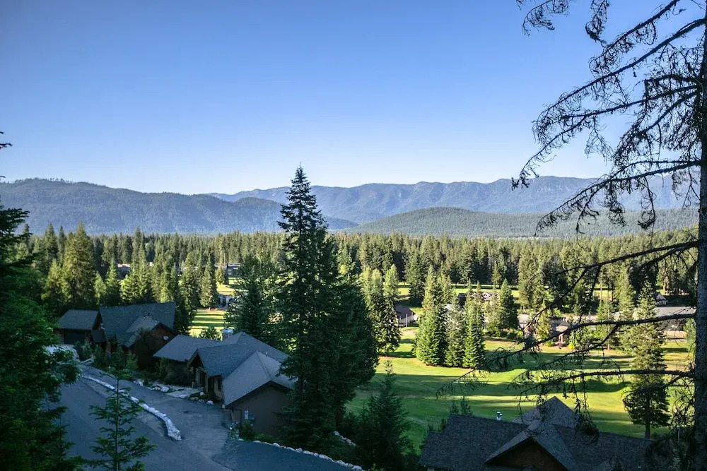 Miracle Lodge - Four Bedroom Cabin with Hot Tub