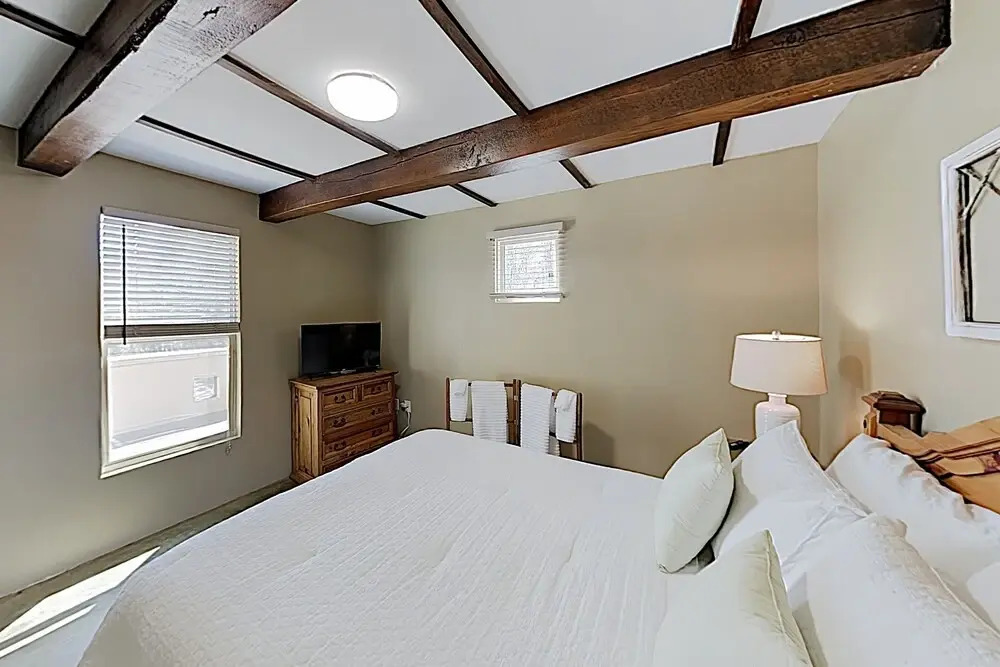 Custom Eco W/ Large Balcony, Walk Downtown 3 Bedroom Home