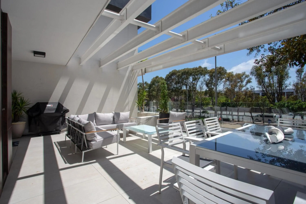 Trendy 2 bedroom apartment in Greenpoint, Cape Town.