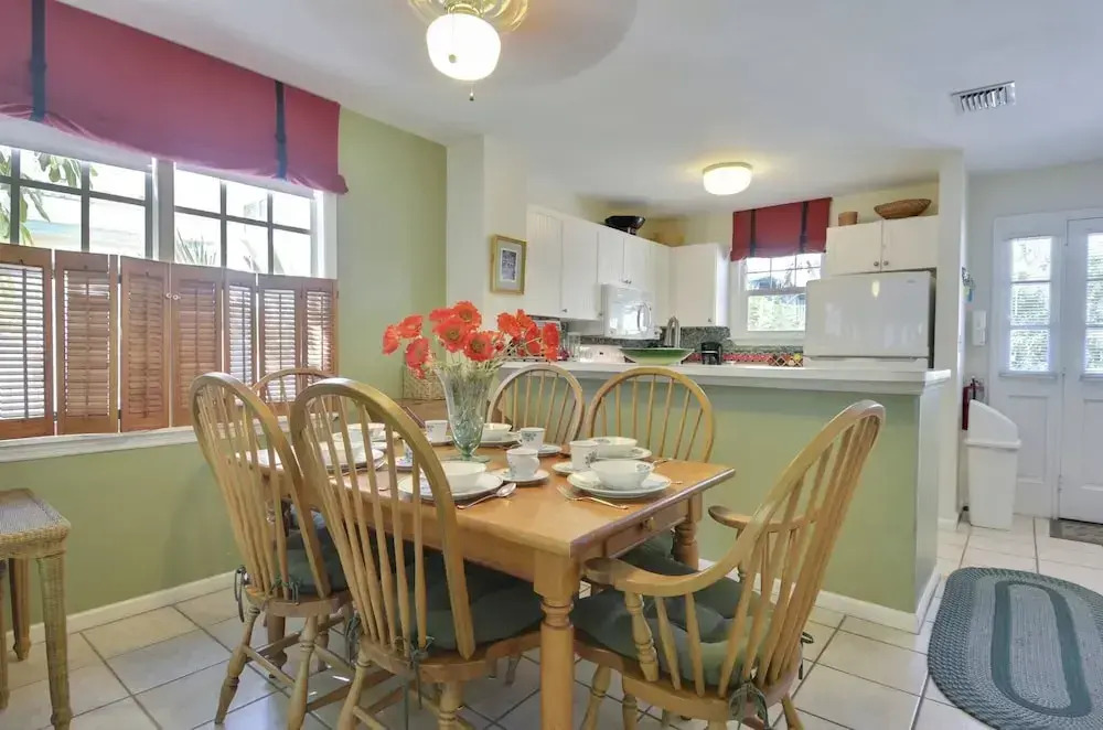 Linger Longer by Avantstay Key West Walkable Gated Community, Shared Pool Month Long Stays Only
