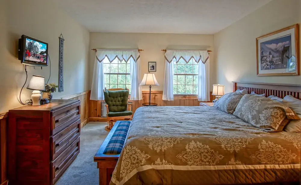 Whistlepunk #24: 4 Bedroom, 3 Bath: Slope Side, Wood Fireplace