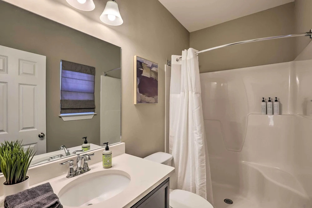 Mtn Views, Walkable Location: Asheville Retreat