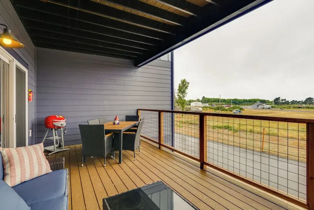 Columbia River Views: Spacious Hammond Getaway!