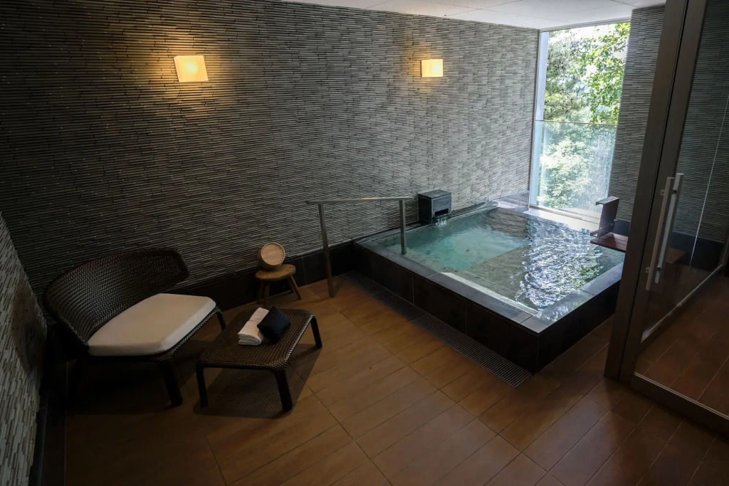 SETOUCHI RETREAT AONAGI by Onko Chishin