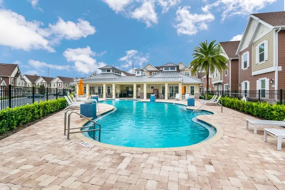 Upscale Townhome W/pool Access! 5 mi. to Disney!