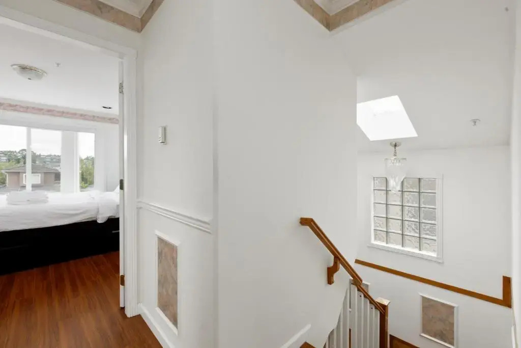 Cheerful 5-bdrms house in Vancouver