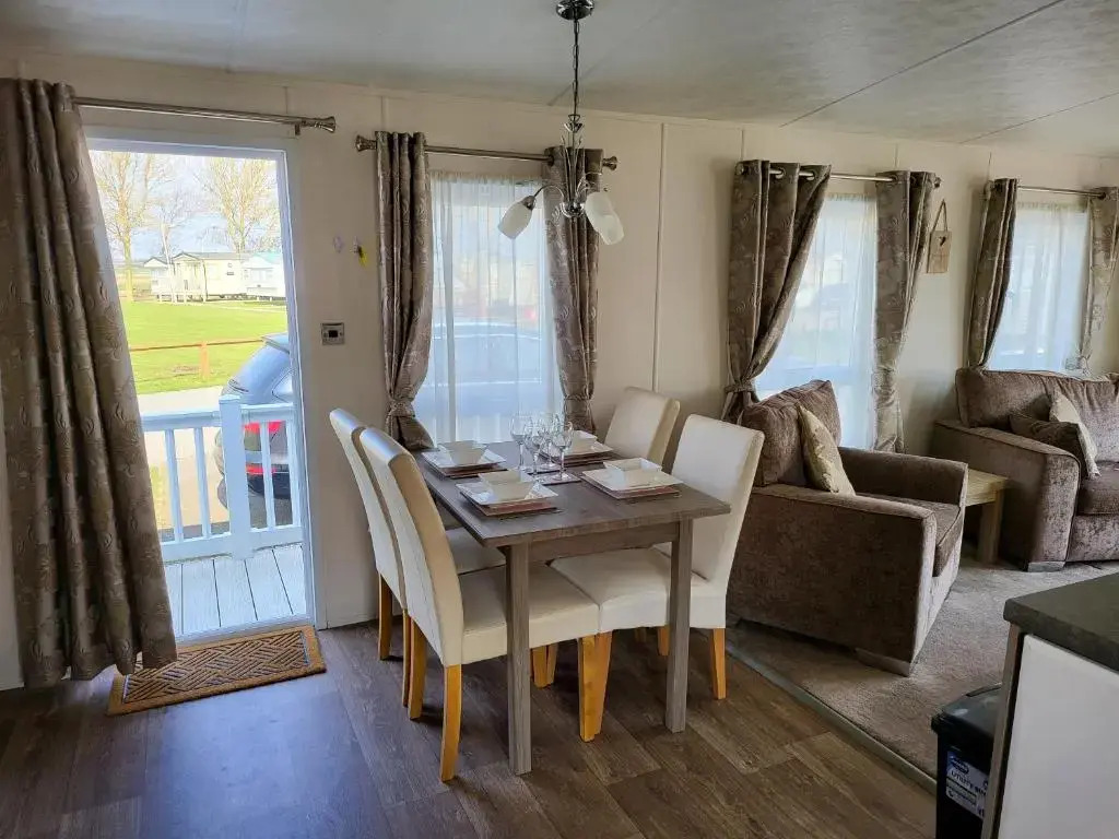 2BR-Sleeps6-Fireplace-Parking-Patio-Seaside