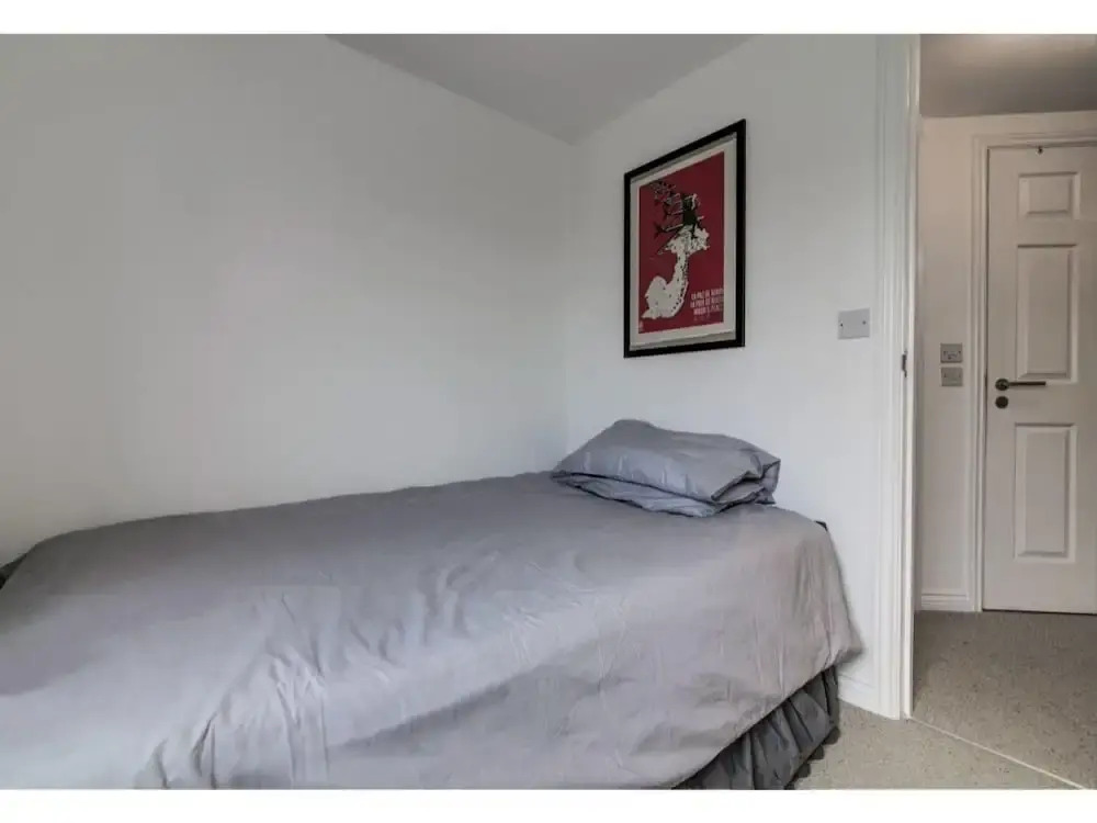 Clean, Bright 2BR Manchester Flat for 4
