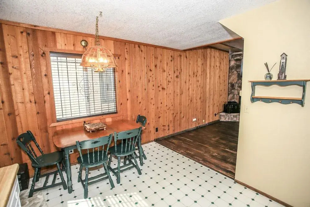 Village Hideaway - Perfectly cozy cabin with a beautiful location, walking distance to everything