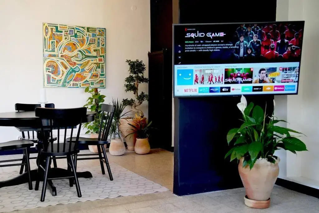 Inspiring 3Bed Unit with Sunny Balcony & Fireplace