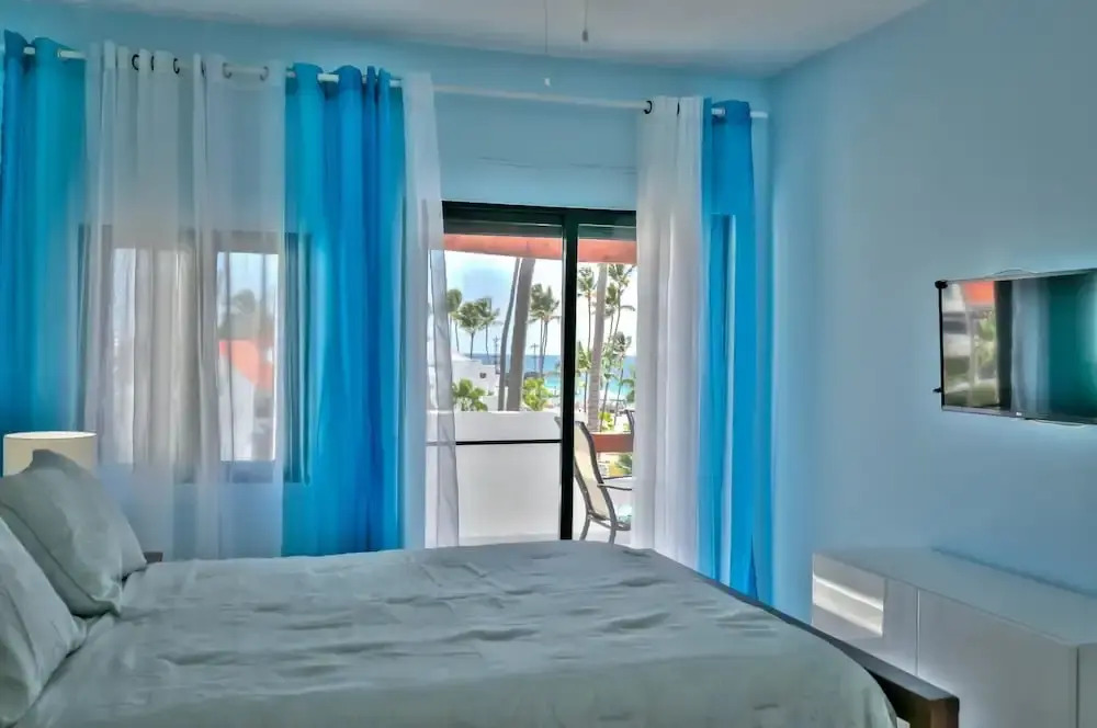 Oceanview Apartment With Large Balcony and Next to the Beach