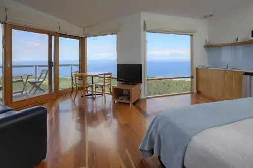 Chriss Beacon Point Restaurant & Villas