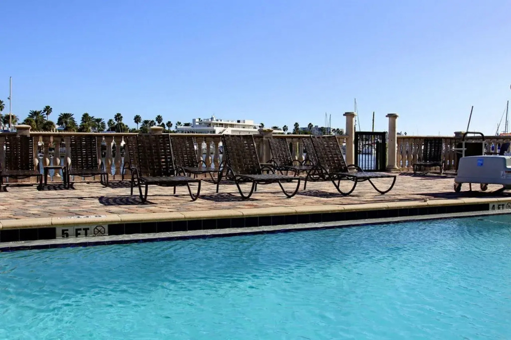 Pier House 60 Clearwater Beach Marina Hotel