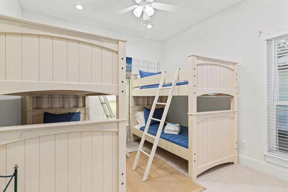 Stay at The Hut! Room for Everyone! 4BR Fun Sleeps 11