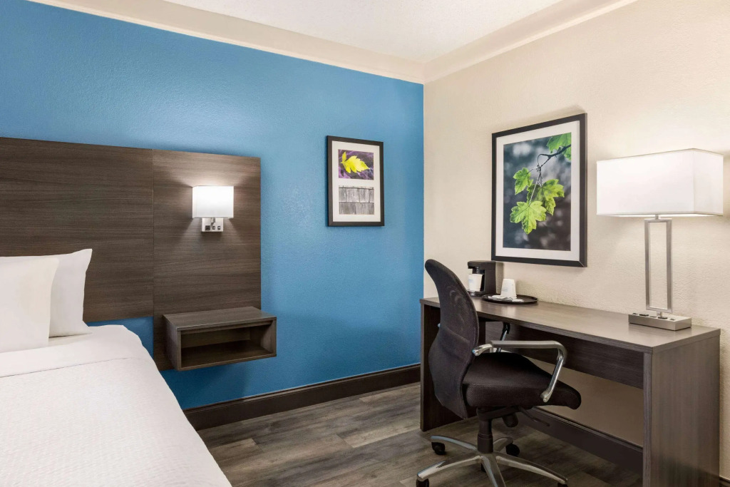 La Quinta Inn by Wyndham San Antonio I-35 N at Toepperwein
