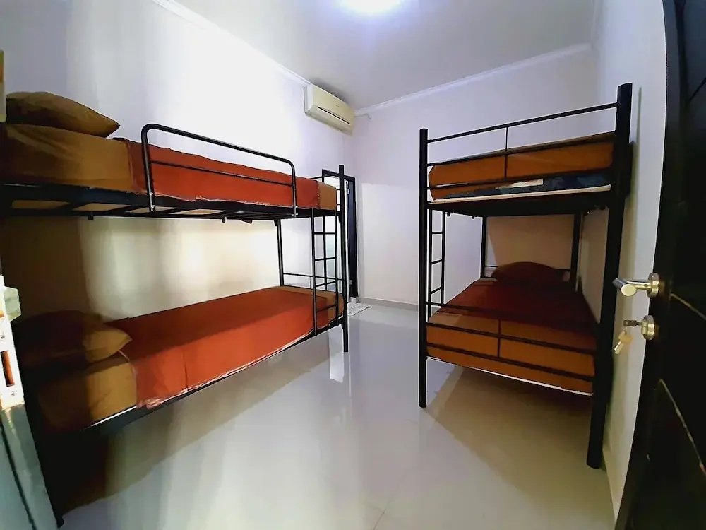 Safe House Bed and Breakfast - Hostel - Adults Ony