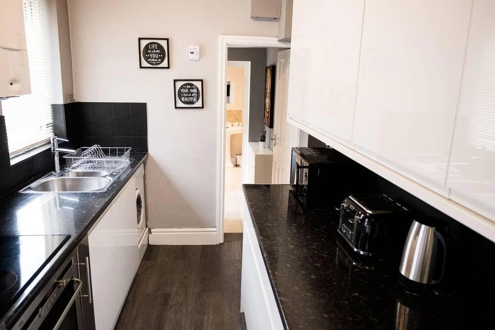 4 Bed House, Sleeps 9, Free Parking