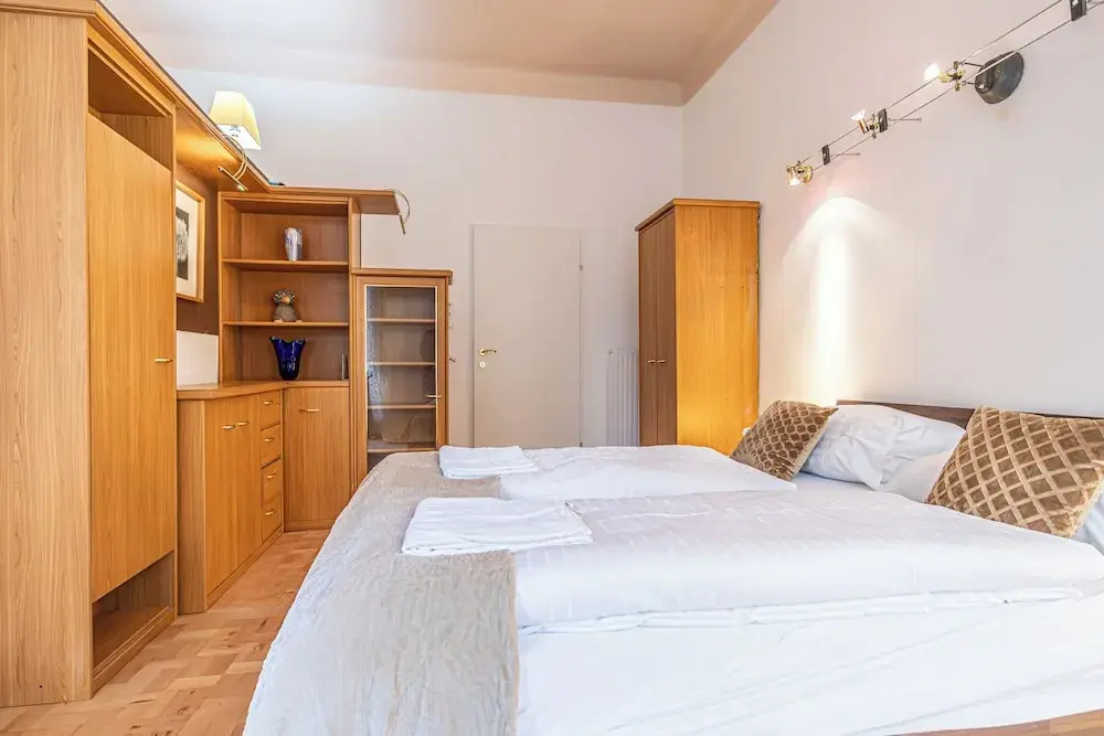 Cozy 2BR shared Apartment City Retreat Prime Central Location
