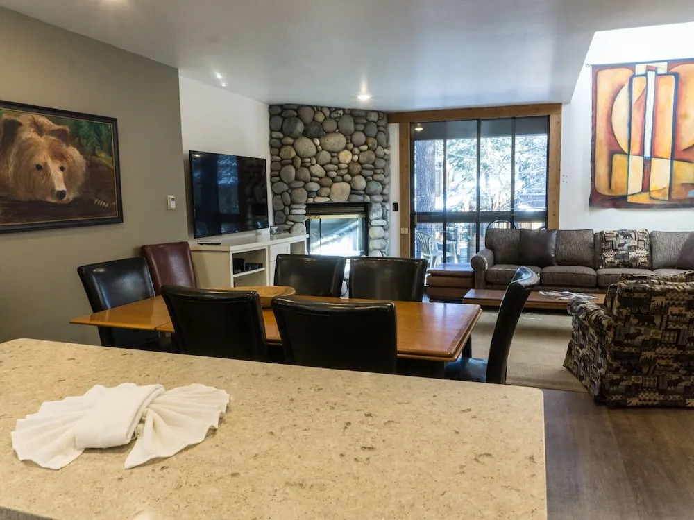 3132 Aspen Grove
