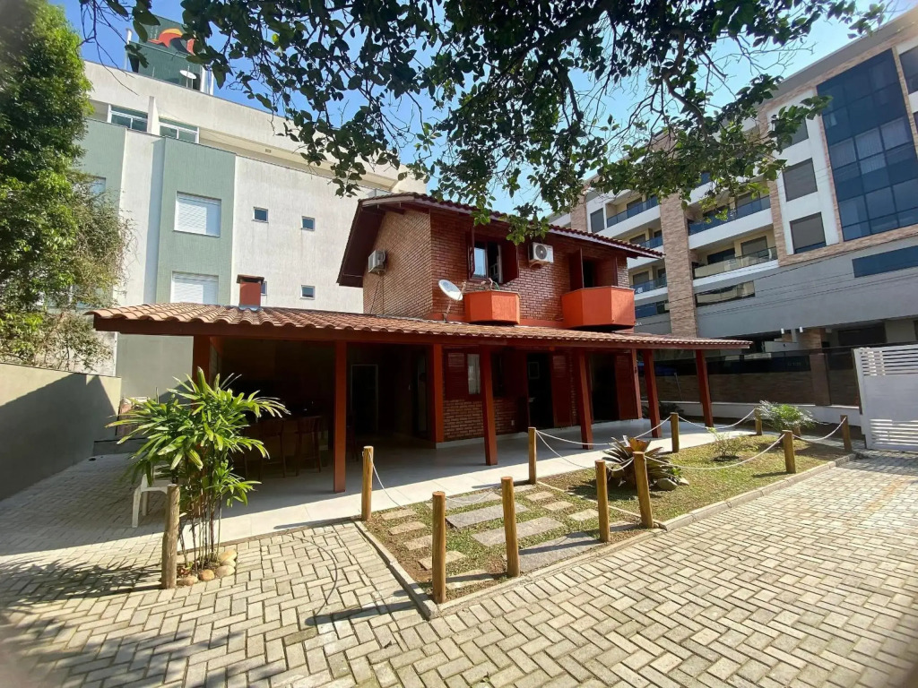 Sobrado 03 dormitórios para 10 pessoas no Centro de Bombinhas -SC