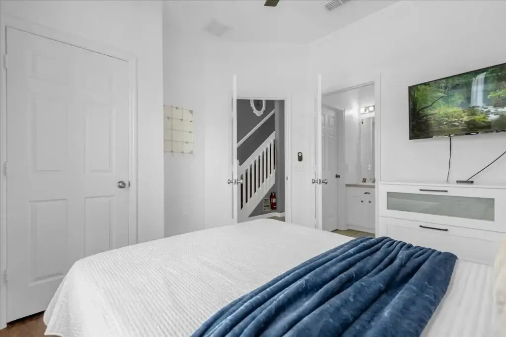 3 Bedrooms 3 Bathrooms Windsor Hills 7658 Kc