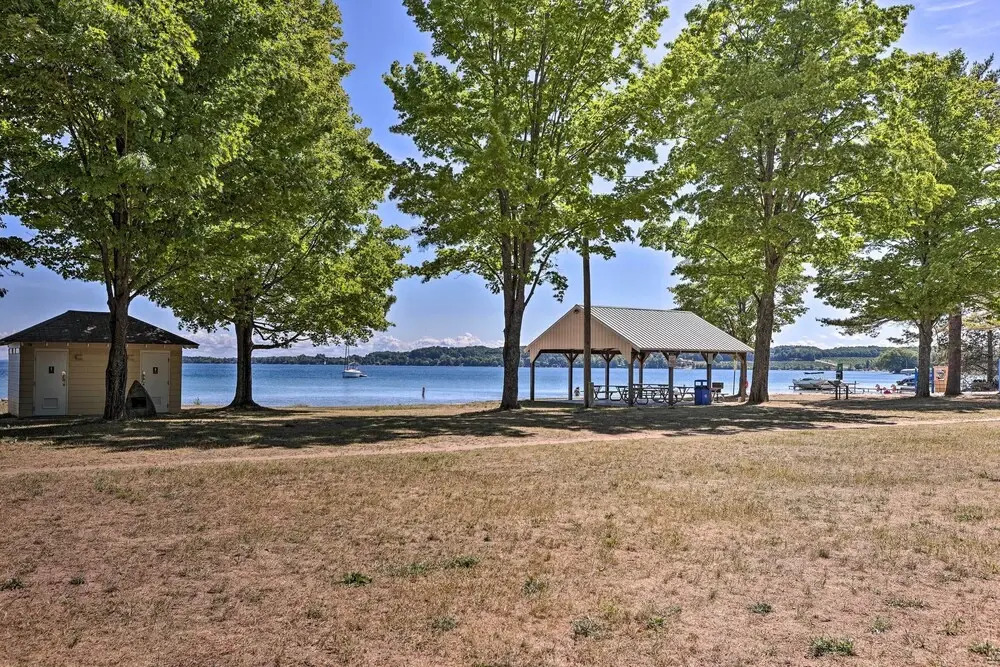 1/2 Mi to Dtwn Suttons Bay! Lakefront Cottage
