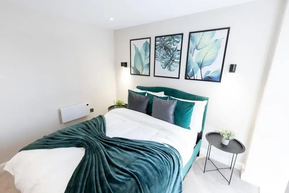 Modern City Apartment - Sleeps 4 & Walk to Arena
