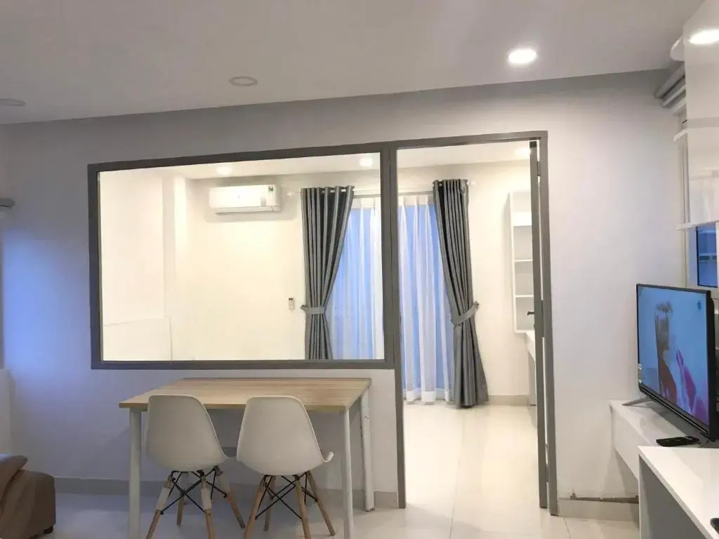Smiley Apartment 8