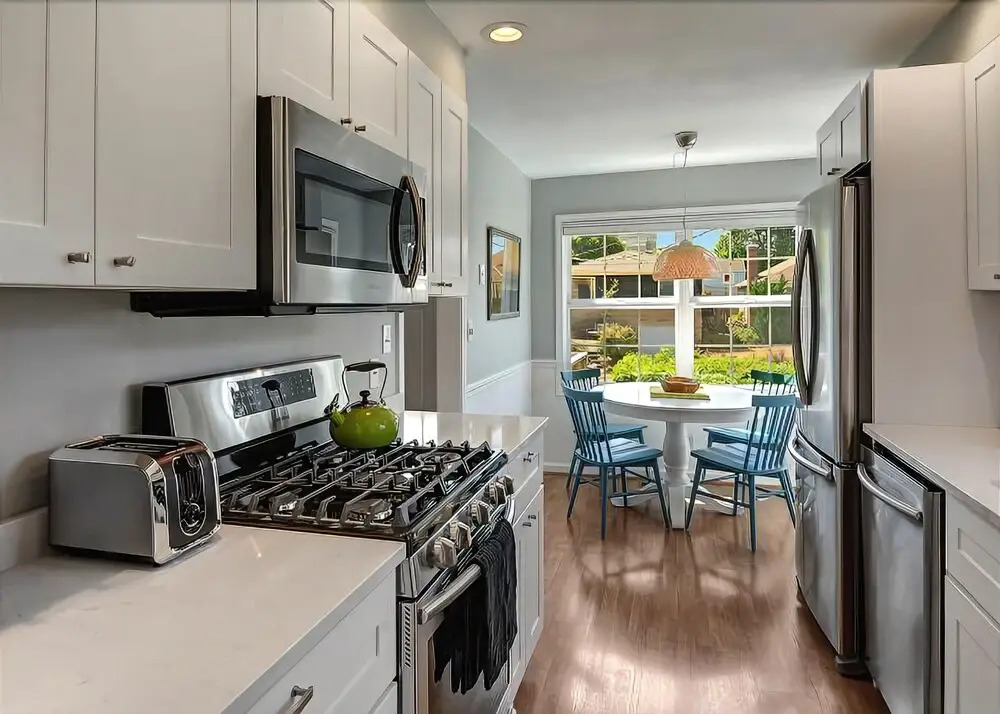 Alki Beach House - Three Bedroom Home with Fireplace
