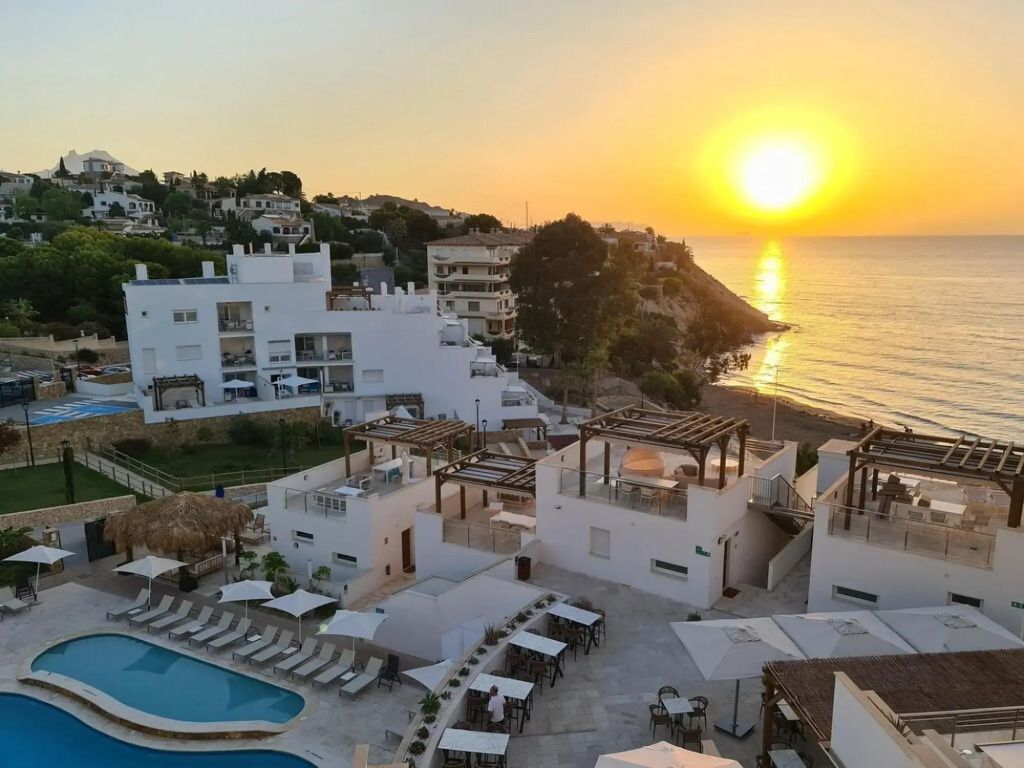 Apartment with spacious roof terrace and sea view