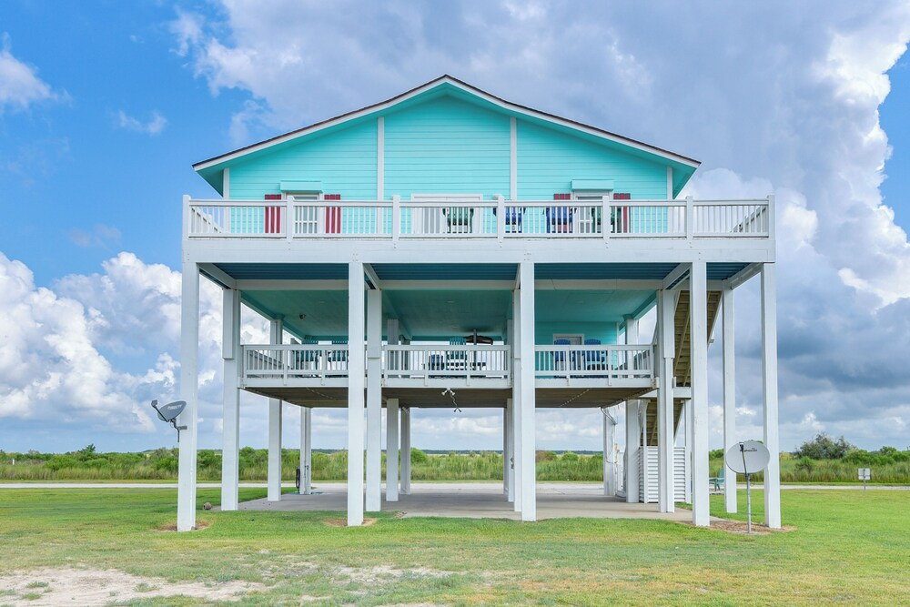 Walk to Beach: Home w/ Hot Tub & Deck in Gilchrist