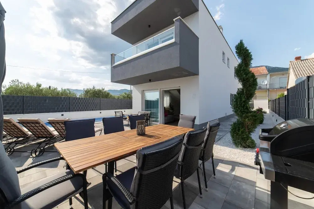 New Luxury Modern Four-bedroom Villa With Pool