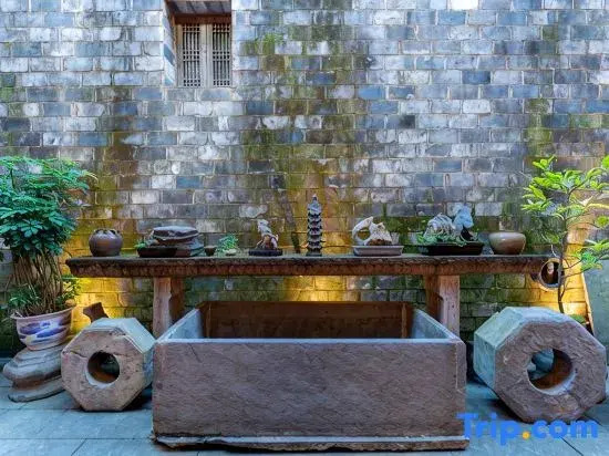 Yupingge·Long history Viewing Huizhou Design Homestay (Hongcun Pingshan Scenic Area)