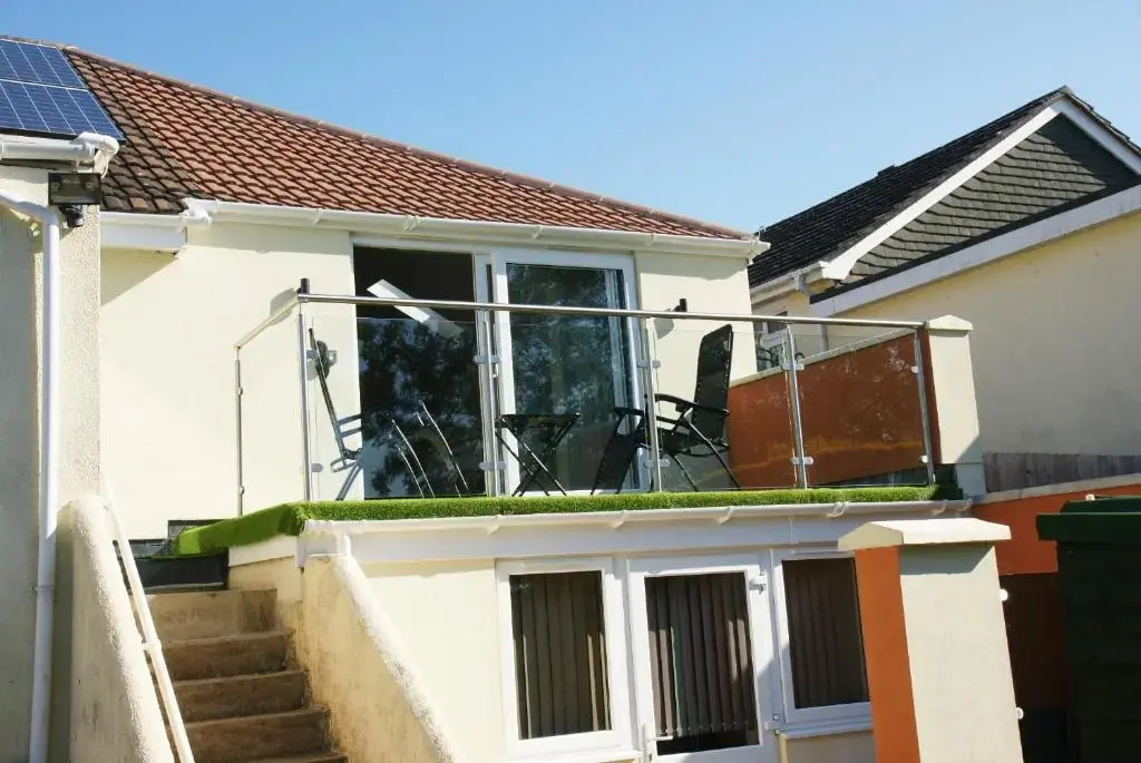 Modern Self-Contained Annex 10 min walk to beach