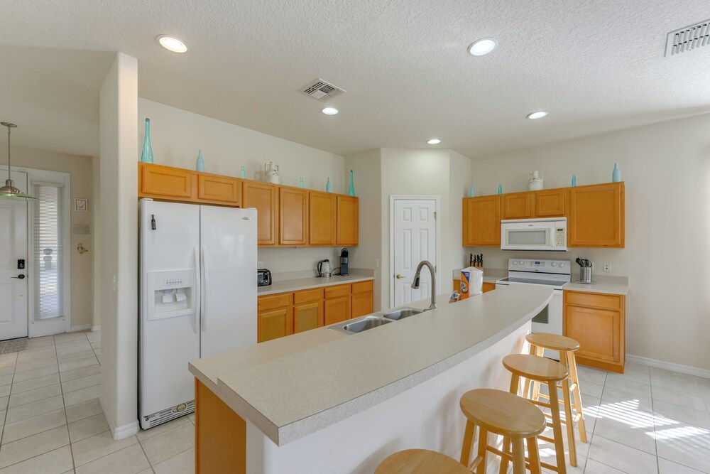 Poolside Living: Family Retreat 12 Mi to Disney