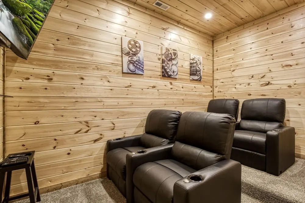 ERN841 - SWEET FEET RETREAT - LOCATION, LOCATION, AND PRIVATE INDOOR POOL! cabin