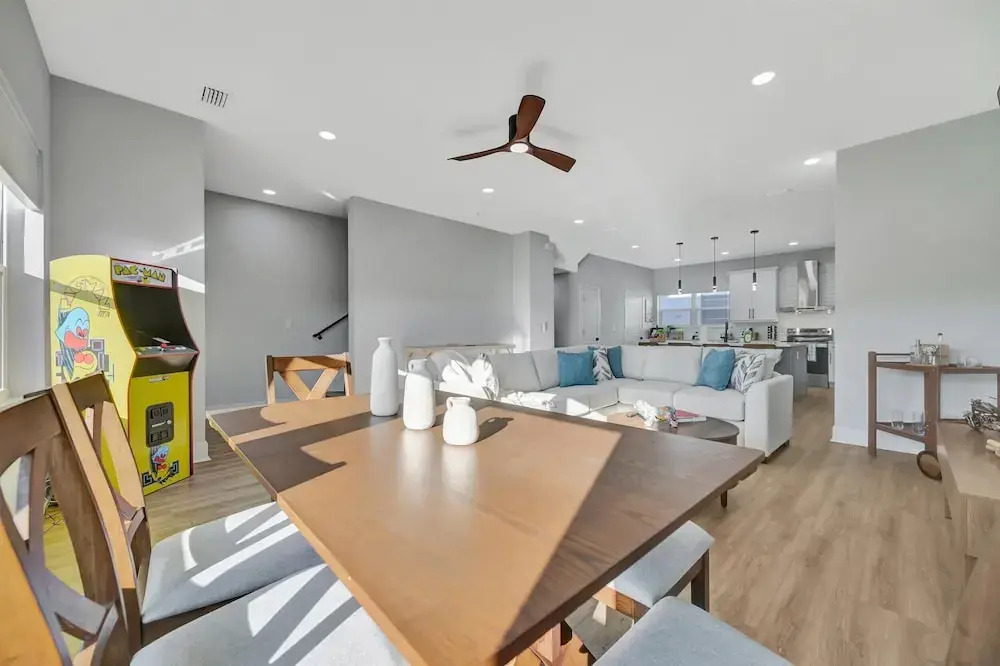4br3ba Modern Sleeps 10 8 Minutes to Raymond James
