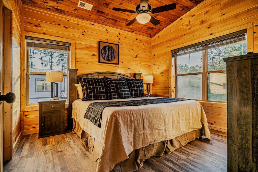 Stylish New 5BR 4BA Cabin Steps From Dollywood