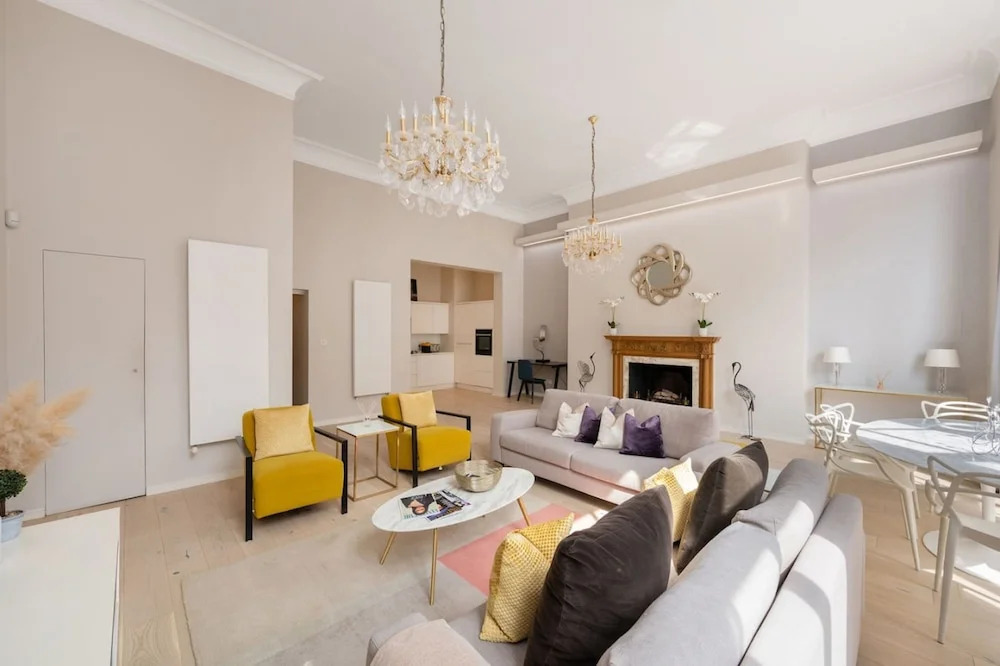 Presidential Residence 14ft High Ceilings