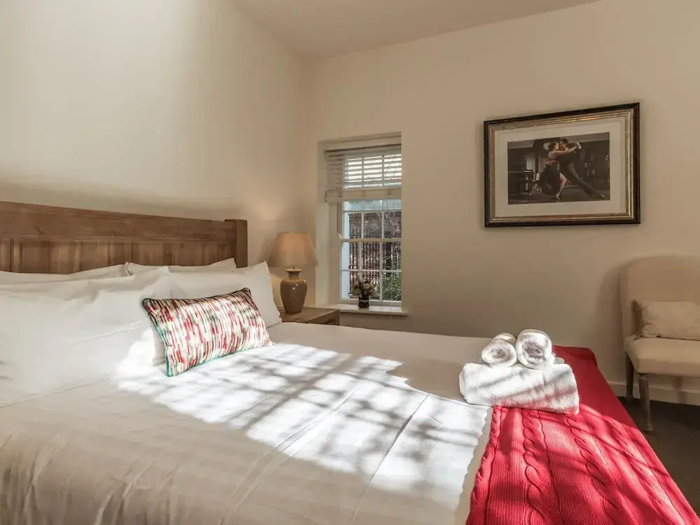 The Eamon DeVelara Suite - hiphipstay