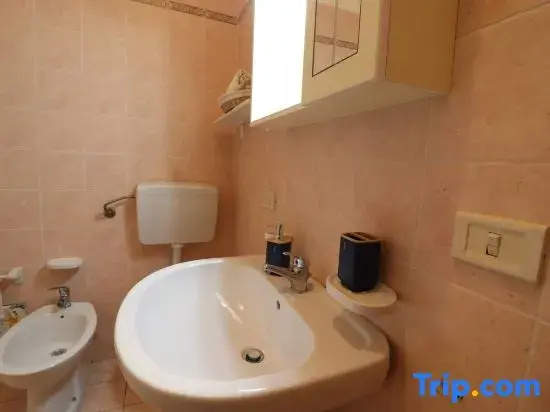 Casa Rossella   Spacious apartment with terrace, near the sea