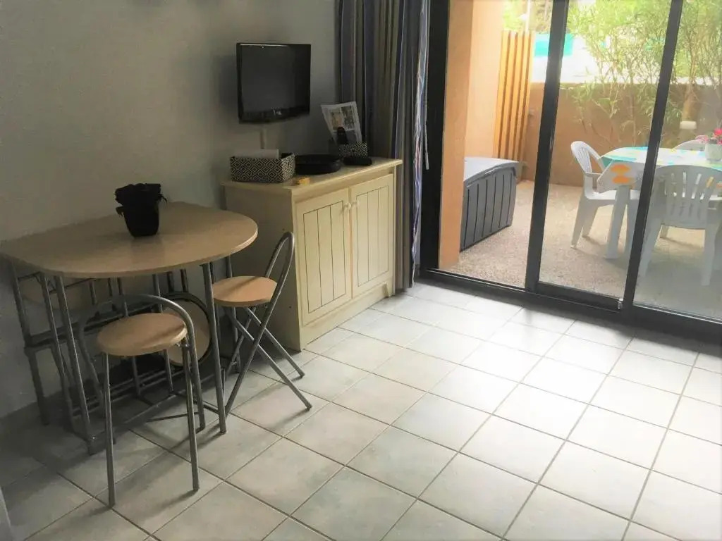 Sanary sur Mer Appartement 30m2 T2 avec terrasse Piscine 10min à pied de la plage