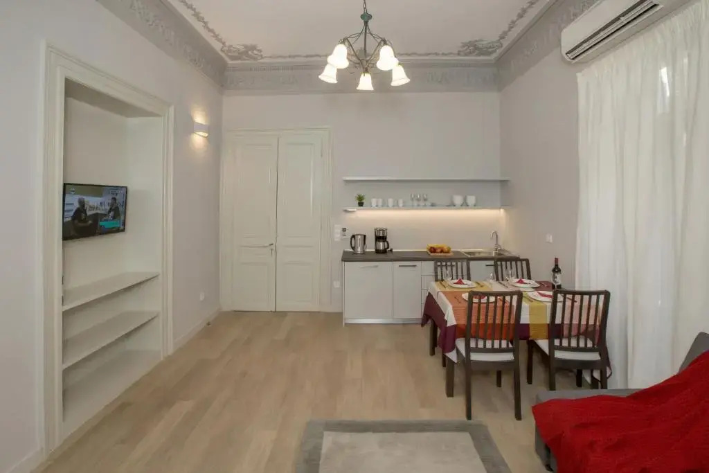 Magnificent neoclassical apt in Syntagma-Plaka by GHH