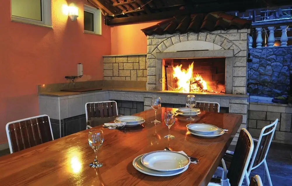 Amazing Home In Okrug Gornji