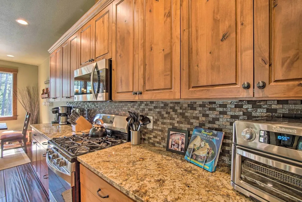 Modern-rustic Ronald Getaway: Hot Tub, Grill!