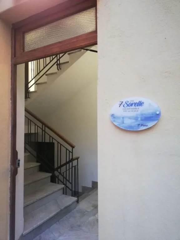 "7 SORELLE B&B" camere in pieno centro città con bagno privato, FREE HIGH SPEED WI-FI, NETFLIX
