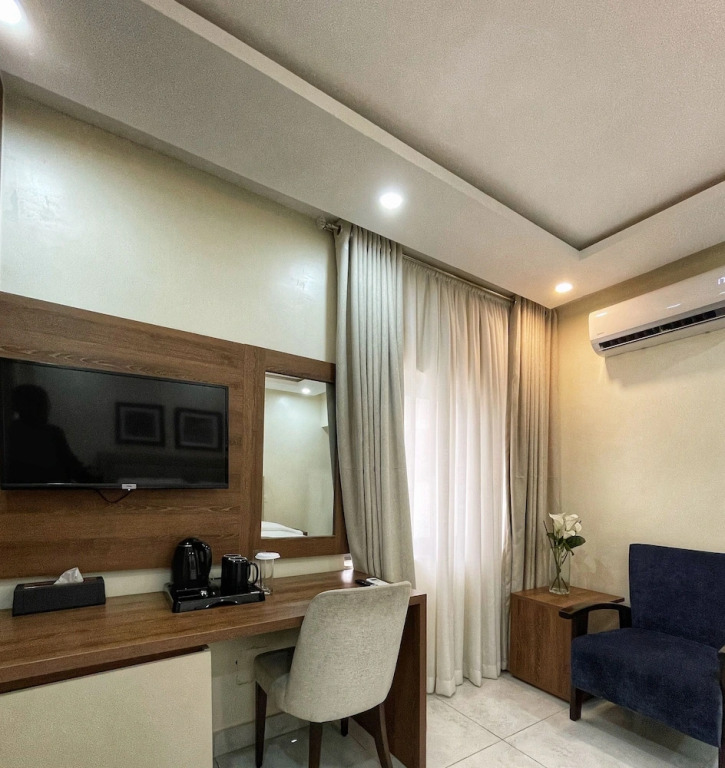 Plush Hotel
