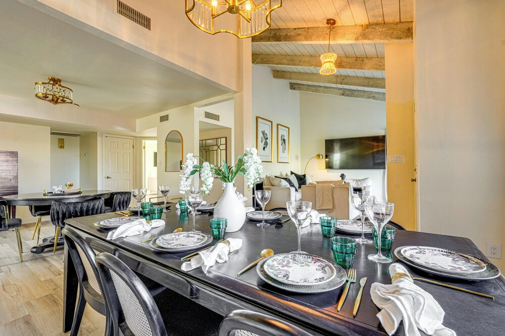 Steps to Golf & Greenbelt! Elegant Scottsdale Unit
