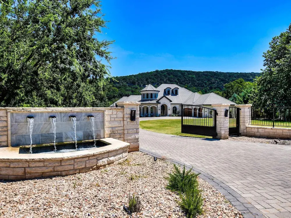The Arrive Ridgeview Lakefront Estate 5 Bedroom Home