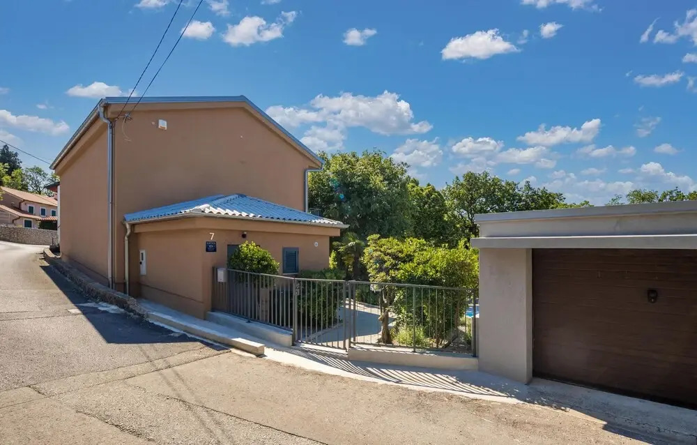 Gorgeous Home In Glavani